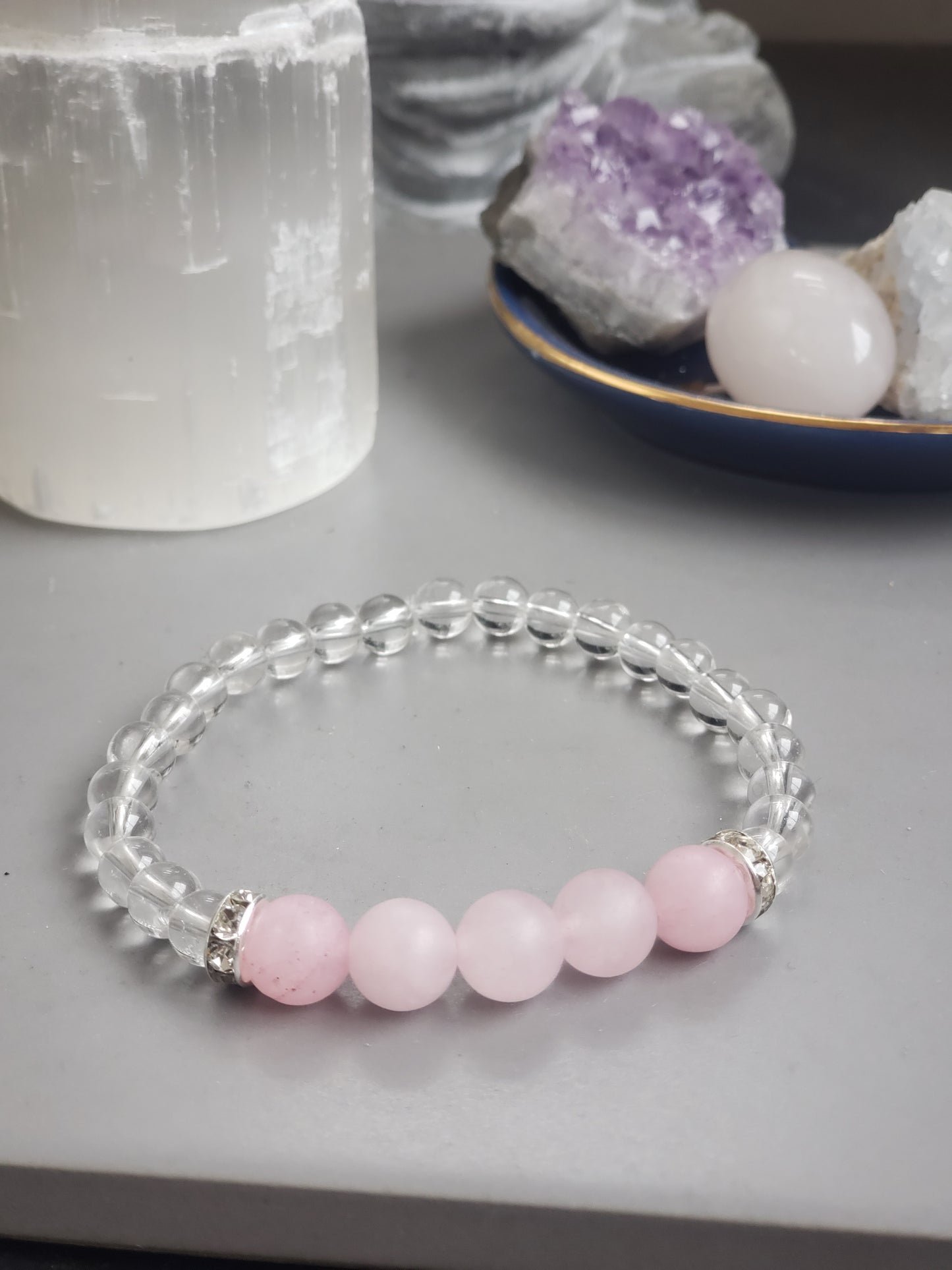 Le bracelet quartz clair et rose mat